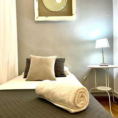 Alani Montjuic Hostel Барселона Екстериор снимка