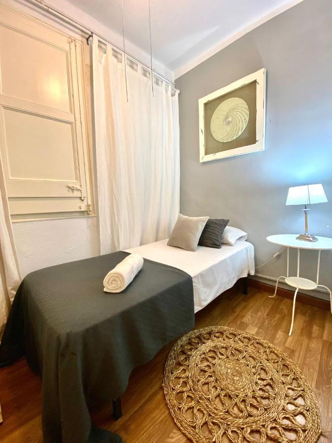 Alani Montjuic Hostel Барселона Екстериор снимка